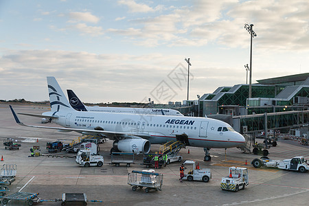 正在巴塞罗那机场准备的爱琴航空公司飞机图片