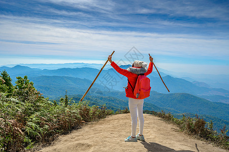 青年在泰国清迈的山顶上行走活动旅游家庭女性勘探远足者森林闲暇团队日落图片