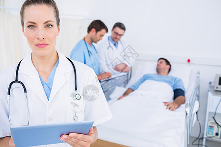 医生与同事和病人在后面使用数字平板电脑职业女性从业者卫生医院疾病药片制服女士说谎图片
