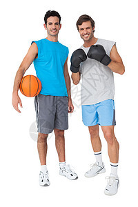 两个带拳击手套和篮球的合适人图片