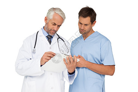 男性医生和外科医生看报告图片