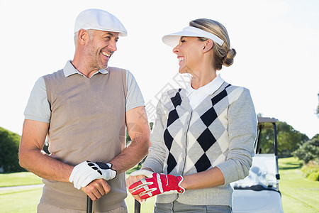 鸣虫素材快乐的一对高尔夫球情侣以高尔夫虫背着高尔夫蜂鸣毛衣时间女性互动假期夫妻男性活动蓝天开襟衫背景