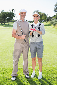 高尔夫情侣在摄像机上微笑阳光高尔夫球服装晴天女士休闲开襟衫假期背心活动图片