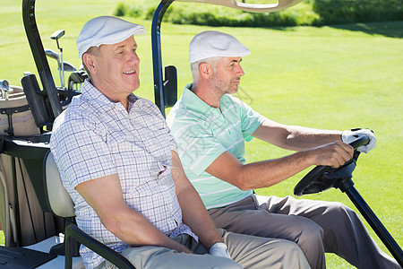 高尔夫朋友在高尔夫大鼓里开车友谊时间男性运动假期休闲微笑绿色活动高尔夫球图片