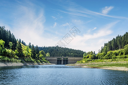在夏天的多姿多彩的风景中的大坝图片