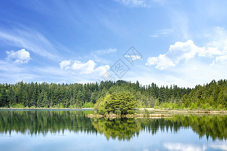 带树木反射的多彩湖风景图片