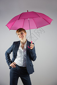 带着粉红色伞的微笑女商务人士夹克公司套装女士女性庇护所职业商务商业人士图片