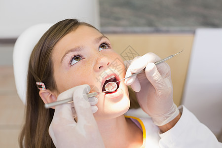 儿科牙医 检查牙椅上一个小女孩牙齿的牙片设备围兜女性考试卫生病人保健牙科口腔科小儿图片