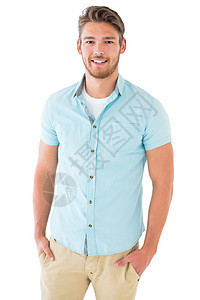 英俊的年轻男子 用手在口袋里摆姿势男性衬衫微笑头发男人双手潮人胡子棕色图片