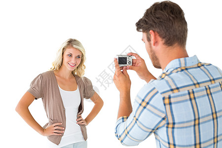 男人拍他漂亮女友的照片时女朋友双手女性服装摄影微笑快乐潮人夫妻休闲图片