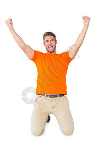 在橙色欢呼中兴奋的男人胜利成就乐趣休闲微笑橙子快乐服装男性欣快感图片