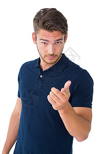 英俊的年轻男子对着镜头服装男性手指胡子手势休闲男人图片