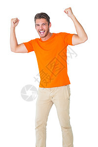 在橙色欢呼中兴奋的男人服装成就微笑快乐休闲欣快感男性胜利橙子奇诺图片