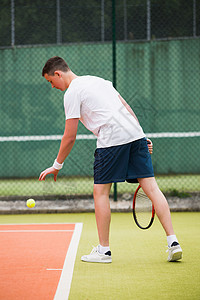 年轻网球运动员即将上任播放器竞技腕带专注球拍训练游戏短裤法庭运动图片