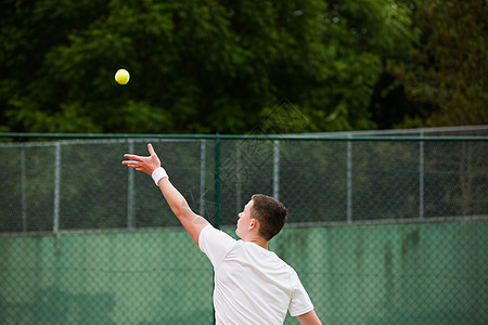 年轻网球运动员即将上任男人腕带短裤播放器运动生活方式闲暇游戏男性训练图片