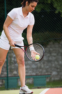 漂亮的网球选手准备就绪白色腕带法庭运动服头发播放器球拍游戏运动员短裤图片