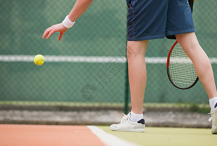 年轻网球运动员即将上任男人播放器法庭腕带运动服活动游戏球拍闲暇生活方式图片