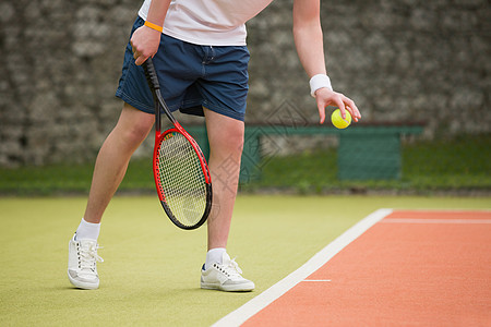 年轻网球运动员即将上任法庭腕带男性生活方式白色运动服专注闲暇训练游戏图片