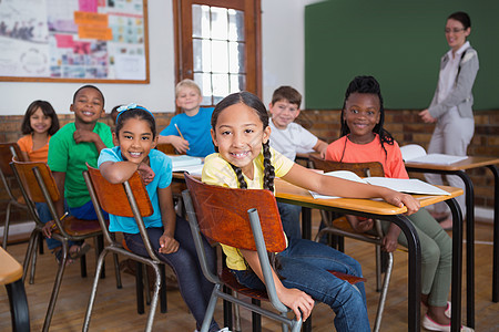 可爱学生在课堂上对着镜头微笑椅子知识小学生瞳孔职业班级女士孩子混血女孩图片