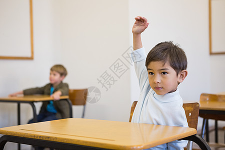 学生在书桌上举起手来课堂小学生微笑知识童年瞳孔班级同学们幼儿园学校背景图片