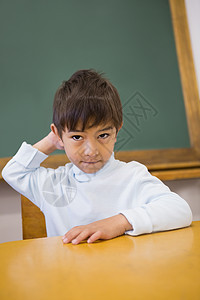 坐在教室办公桌的可爱学生班级小学生学校幼儿园课堂学习早教桌子小学男性图片