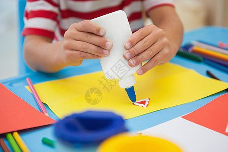 可爱的小男孩在教室做艺术课堂男生创造力幼儿园班级教育桌子童年胶合早教图片