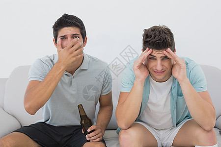 失望的足球球迷观看电视男人男性战败游戏观众打败友谊沙发支持者朋友们图片