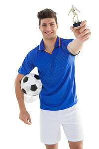 足球运动员拥有赢家奖杯团队播放器幸福获奖优胜者成就蓝色男人运动服男性背景图片
