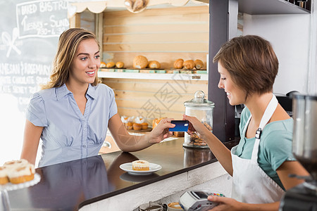 服务一个快乐的顾客餐厅柜台支付咖啡店雇主交易服务器咖啡制服服务员图片