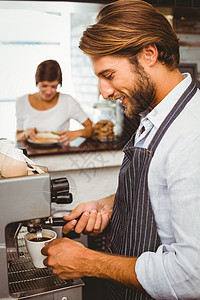 做咖啡的酒吧招待商业围裙食堂店铺员工餐厅微笑男性咖啡机食品图片