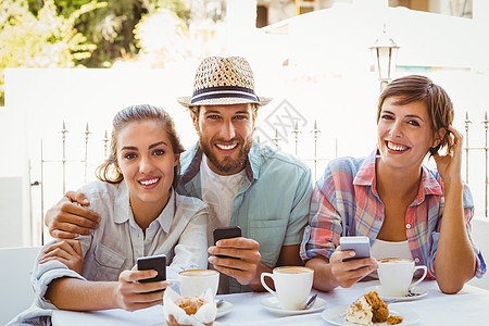 玩得开心的朋友们 一起喝咖啡餐厅都市朋友城市生活露台杯子手机闲暇女士毡帽图片