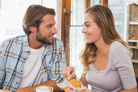 享受咖啡和蛋糕的情侣快乐杯子咖啡屋行业男性沟通咖啡店活动女士感情顾客图片