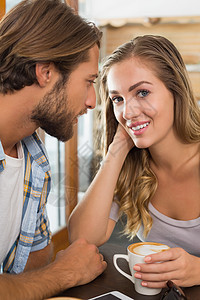 享受咖啡快乐的情侣咖啡馆男性杯子太阳镜咖啡屋感情窗户手机女士微笑图片