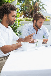两个忙着玩的朋友 一起喝咖啡阳台咖啡馆男人快乐晴天手机城市生活咖啡屋咖啡行业背景图片