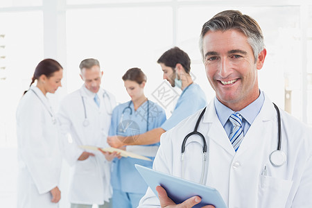 医生对着镜头微笑专家药品医疗诊所成人男性图表护士磨砂膏男人图片