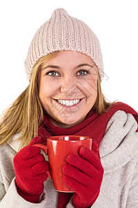 穿着冬衣拿着杯子的金发美女快乐热饮帽子头发女士保暖围巾衣物金发女郎微笑红色图片