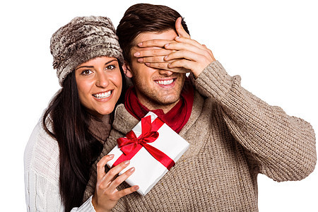年轻女性向男朋友赠送礼物拥抱服装微笑休闲围巾衣物夫妻保暖羊毛男性图片