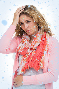 妇女头痛和腹痛苦恼肚子蓝色围巾浅色痛苦长发开襟衫前额下雪图片