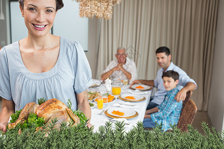 与家人一起在餐桌上吃烤鸡肉的妇女母亲女性计算机盘子房子绘图快乐晚餐父母男人图片