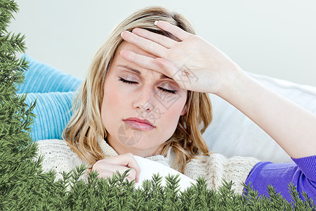 在客厅沙发上躺着头痛的生病妇女保健女士疾病纸巾症状痛苦女性喷嚏手帕流感图片