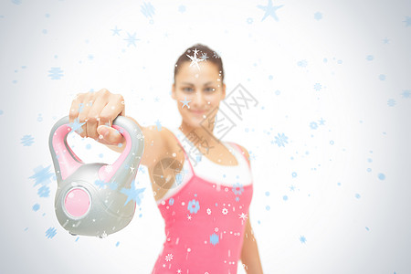 笑着的黑褐色头发 灰色和粉红色的茶壶铃训练雪花运动服锻炼调子棕色微笑女性调理起重图片