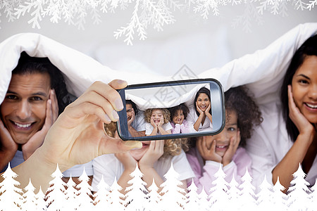 手持智能手机显示照片屏幕森林男性树木绘图乐趣卧室享受下雪雪花图片