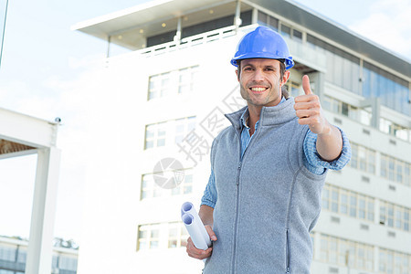 快乐的男性建筑师伸出大拇指图片