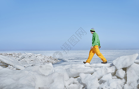 青年男子户外探索寒冷的风景冰山针织帽帽子生活目的地享受男性旅行极地旅游图片