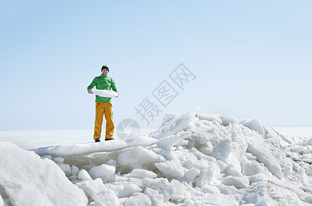 青年男子户外探索寒冷的风景享受气候沉思活动绿色冒险旅游极地生活休闲图片