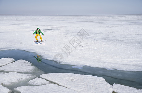 在冰冷和雪地风景中的户外滑雪男子图片