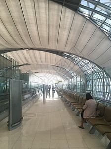 空中旅行旅费旅行者社论途径隧道弧形城市建筑天花板游客飞机场图片