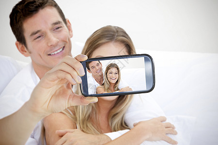 情侣在智能手机上自拍异性男性夫妻丈夫沙发情感技术女性动画女朋友图片