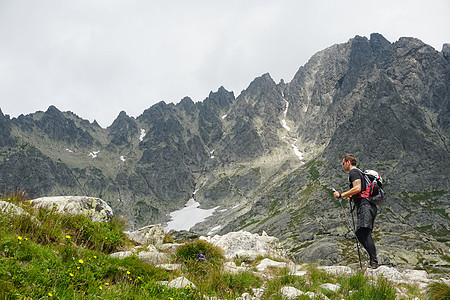 具有徒步登山设备的人在斯洛伐克塔特拉高山上行走背景中的登山探索远足者悬崖岩石旅行男人风险森林山脉图片