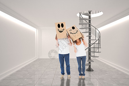 成熟夫妇头上戴盒子的复合图像 在他们头上穿箱隐藏幸福金发女郎牙齿阴影感情眼睛微笑头发计算机图片